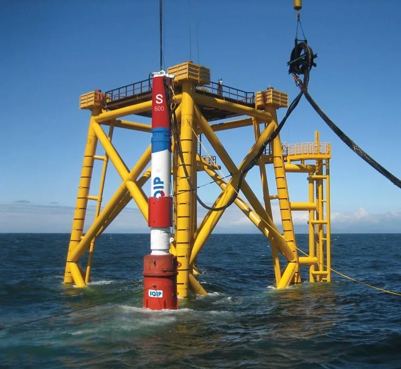 Hydraulic hammer driving a pin pile at an offshore jacket foundation